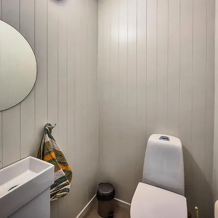 Holiday home 4 Bedroom Stunning In Eikelandsosen