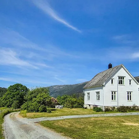 4 Bedroom Stunning In Holiday home Eikelandsosen